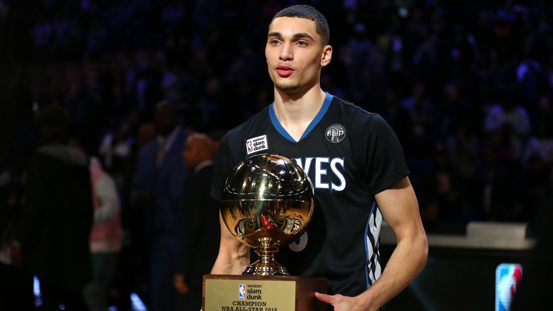 战术调整引爆全场！，莱万多夫斯基意外战胜巴黎圣日耳曼观众掌声雷动