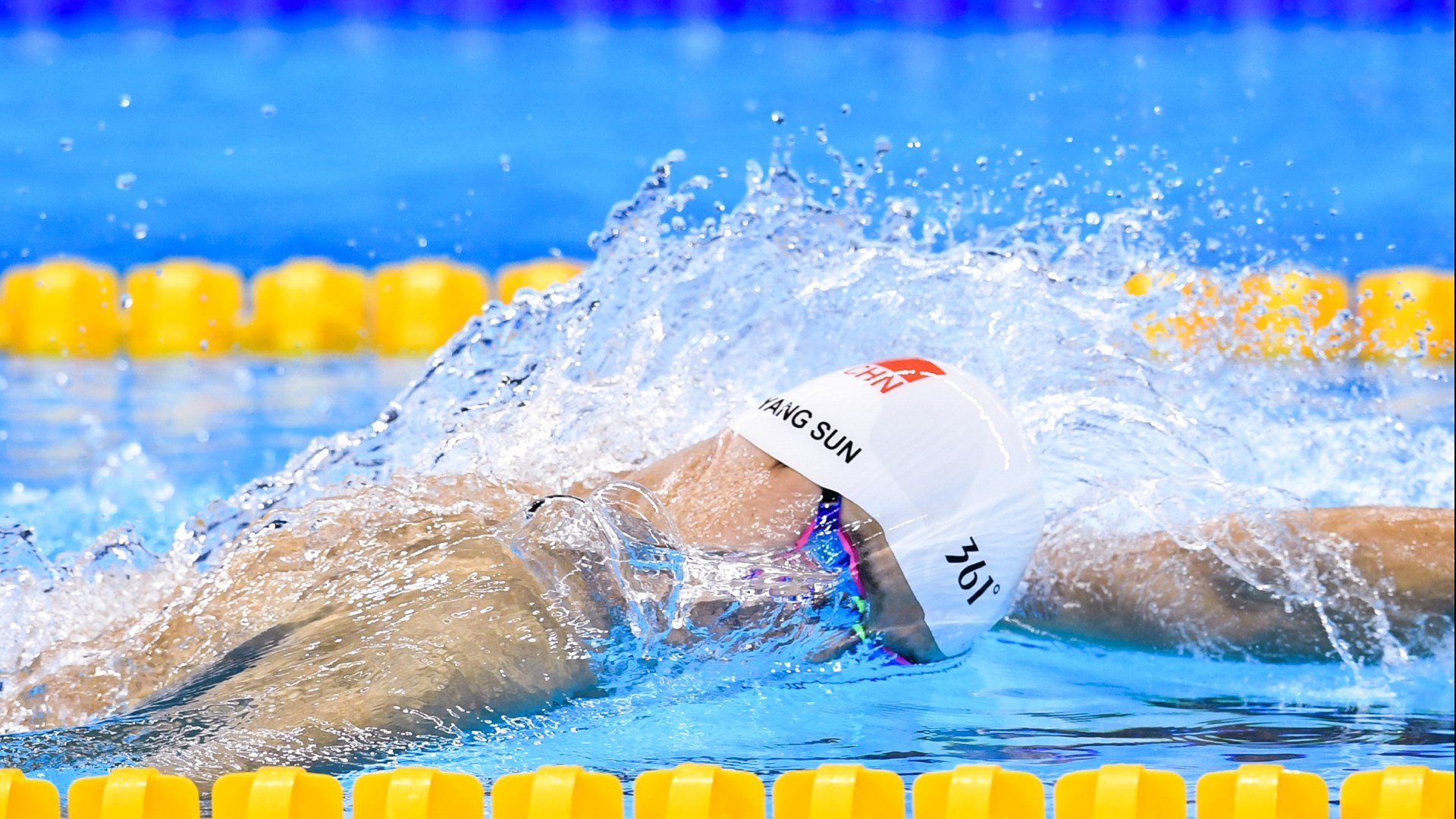 战术调整引爆全场！，莱万多夫斯基意外战胜巴黎圣日耳曼观众掌声雷动