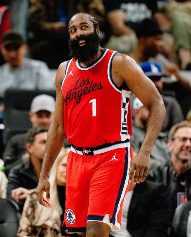  哈登在澳大利亚队比赛中逆转，惊险取胜引发热议！