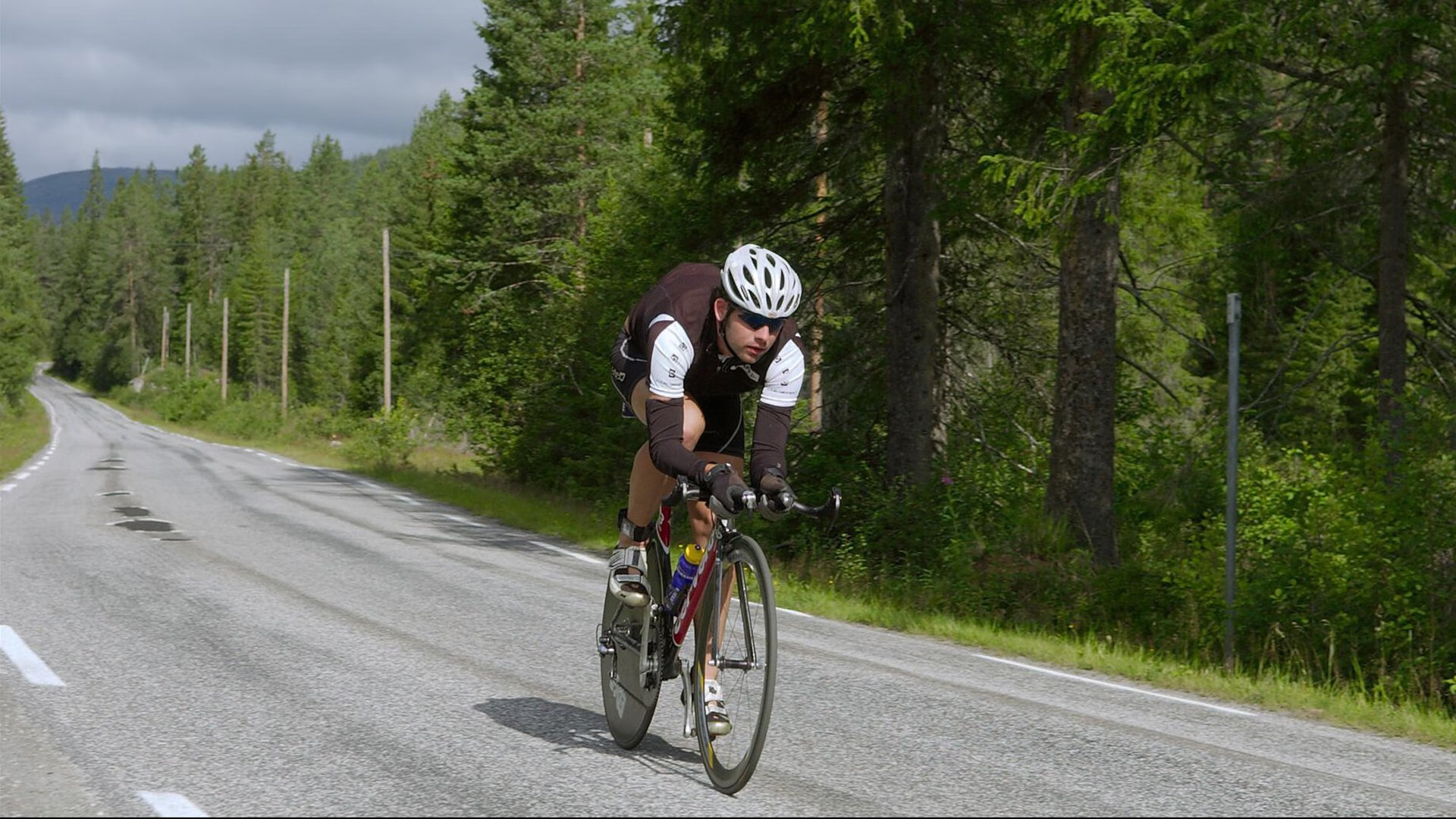 -乒乓球赛场焦点！瑞士队对阵西班牙队，主力缺阵，替补球员挺身而出